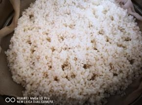 圆糯米浸泡至少12个小时，夏天放冰箱。蒸锅放入屉布，把泡好的糯米放入屉布，开始蒸，水开后大约蒸30分钟左右，米越多，时间越久，最好尝一尝