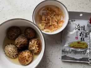 准备花菇，大虾仁洗净，榨菜