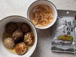 准备花菇，大虾仁洗净，榨菜