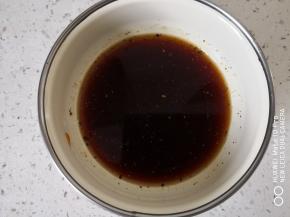 耗油，味极鲜，水，黑胡椒粒拌匀待用