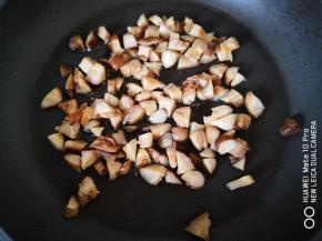 平底不粘锅，放入油和花菇粒开始翻炒，炒熟炒香