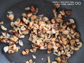 倒入虾仁和榨菜丁，翻炒一会