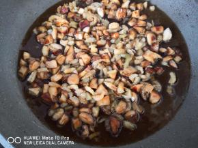 倒入耗油调料水煮开