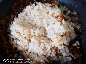 蒸好的糯米饭粘些水打散，这个要提前准备好。然后把打散的糯米饭放入锅中