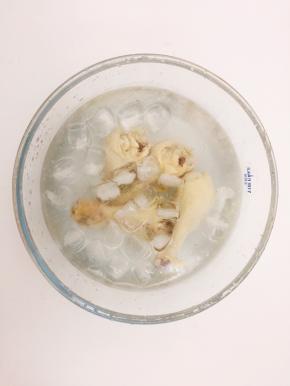 然后把鸡腿捞出来放入冰水中浸泡5分钟