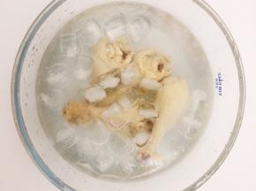 然后把鸡腿捞出来放入冰水中浸泡5分钟