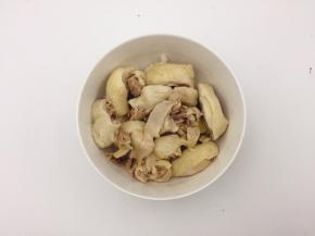 然后把浸泡好的鸡腿捞出，切成块或是撕开，摆入碗中，浇上调好的酱汁即可享用