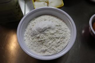 首先把面粉和泡打还有苏打粉拌在一起，尽量拌的均匀点。