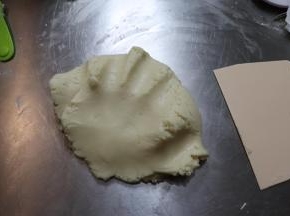重叠后的面团有点粗糙是正常的，这里自己熬的猪油比较细滑，湿度相对大一点，可适当调整下面粉比例。