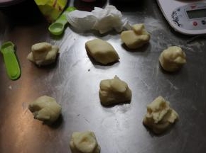 用刮板切开，大小可随自己喜好调整，8块、12块均可，但是不可以再小了，再小裂纹就不明显了，桃酥就不美啦。
