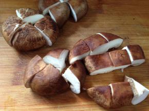 鲜香菇切成小块