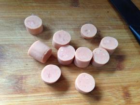 火腿肠去皮切成小段