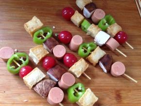 按照自己喜欢的方式用竹签穿成串