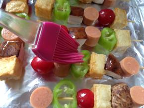 在表面涂少许食用油，要薄一点