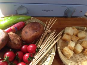 各种食材洗净，鱼豆腐自然化冻