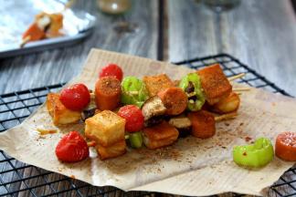 取出撒适量椒盐、孜然粉、黑胡椒碎、辣椒粉即可食用