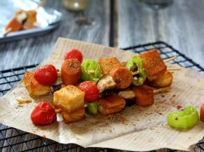 取出撒适量椒盐、孜然粉、黑胡椒碎、辣椒粉即可食用