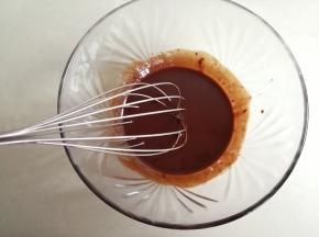 玉米油倒入小煮锅里，用小火加热30秒左右，不同锅具加热的时间会有所不同，将加热好的玉米油倒入可可粉中拌均匀