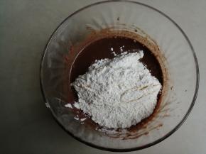 倒入牛奶拌匀，然后把面粉过筛进去，划Z字拌匀