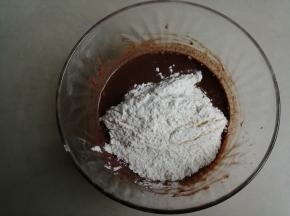 倒入牛奶拌匀，然后把面粉过筛进去，划Z字拌匀