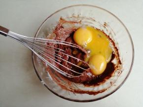 把鸡蛋黄倒入，拌匀