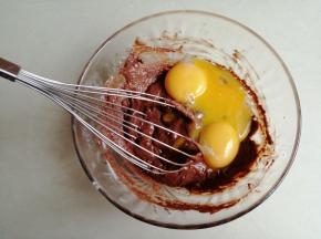 把鸡蛋黄倒入，拌匀
