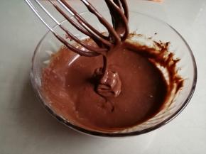 拌好的可可蛋黄糊能顺着打蛋器流淌下来