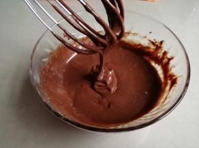 拌好的可可蛋黄糊能顺着打蛋器流淌下来