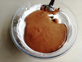 从底部向上翻拌均匀，然后再倒回剩余的蛋白霜里，用同样的手法拌匀，不要划圈拌，会消泡的哟