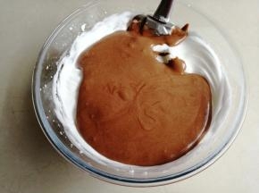 从底部向上翻拌均匀，然后再倒回剩余的蛋白霜里，用同样的手法拌匀，不要划圈拌，会消泡的哟