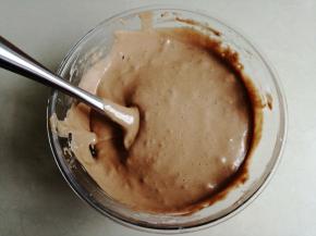 将拌好的蛋糕糊倒入6寸活底阳极蛋糕模具里，在桌面上震出气泡