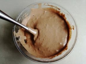 将拌好的蛋糕糊倒入6寸活底阳极蛋糕模具里，在桌面上震出气泡