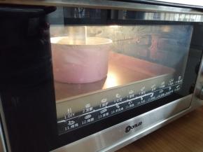 然后放入已经提前预热到170度的东菱K40C烤箱最下面一层，烘烤30分钟左右，