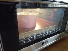 然后放入已经提前预热到170度的东菱K40C烤箱最下面一层，烘烤30分钟左右，