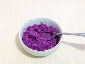 紫薯隔水蒸熟，放入碗中，加入蜂蜜压成紫薯泥。