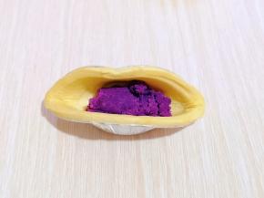 再把蛋挞皮对折。