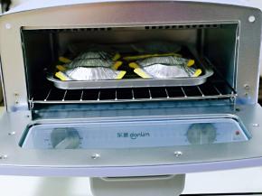 将烤盘入小烤箱。