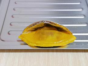 12分钟后取出烤盘，将蛋挞皮上的锡纸取出，可以借助小勺。