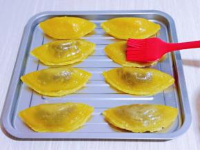 再撒上芝麻，再次入烤箱烤10分钟。(温度同上)