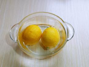 首先将柠檬冷水冲洗干净，之后放入玻璃器具中，加入纯净水。