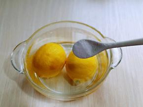 再加入盐，泡15分钟。(因为柠檬片烘干后直接泡茶了，所以尽量用盐水泡一泡)