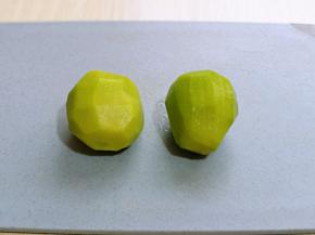 猕猴桃去皮，洗干净。