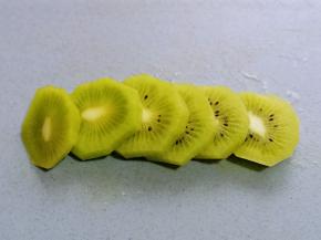 再将猕猴桃切片，不建议切的太薄。