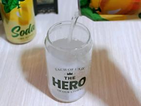 将气泡水就是倒入杯中。