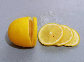 盐水泡过的柠檬切片。(同样切的不要太厚)