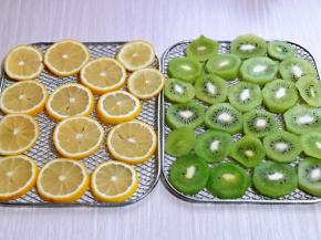 切好的柠檬片与你猕猴桃片摆放在网架上，尽量不要叠加。