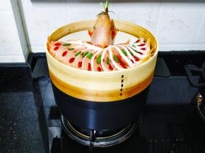 
7、  新思特简爱三合一套锅的煮锅在煲白鸽绿豆汤，将鱼放入蒸笼里再放上煮锅上蒸，一举两得，合理利用，赞一个