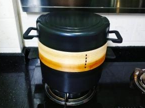 
8、  盖好锅盖大火蒸10分钟即可拿出蒸笼，汤煲转中小火继续煲汤

