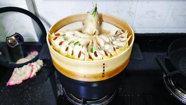 9、  出锅后用筷子将葱挑出丢掉