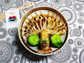 12.将热油淋入鱼里即可
